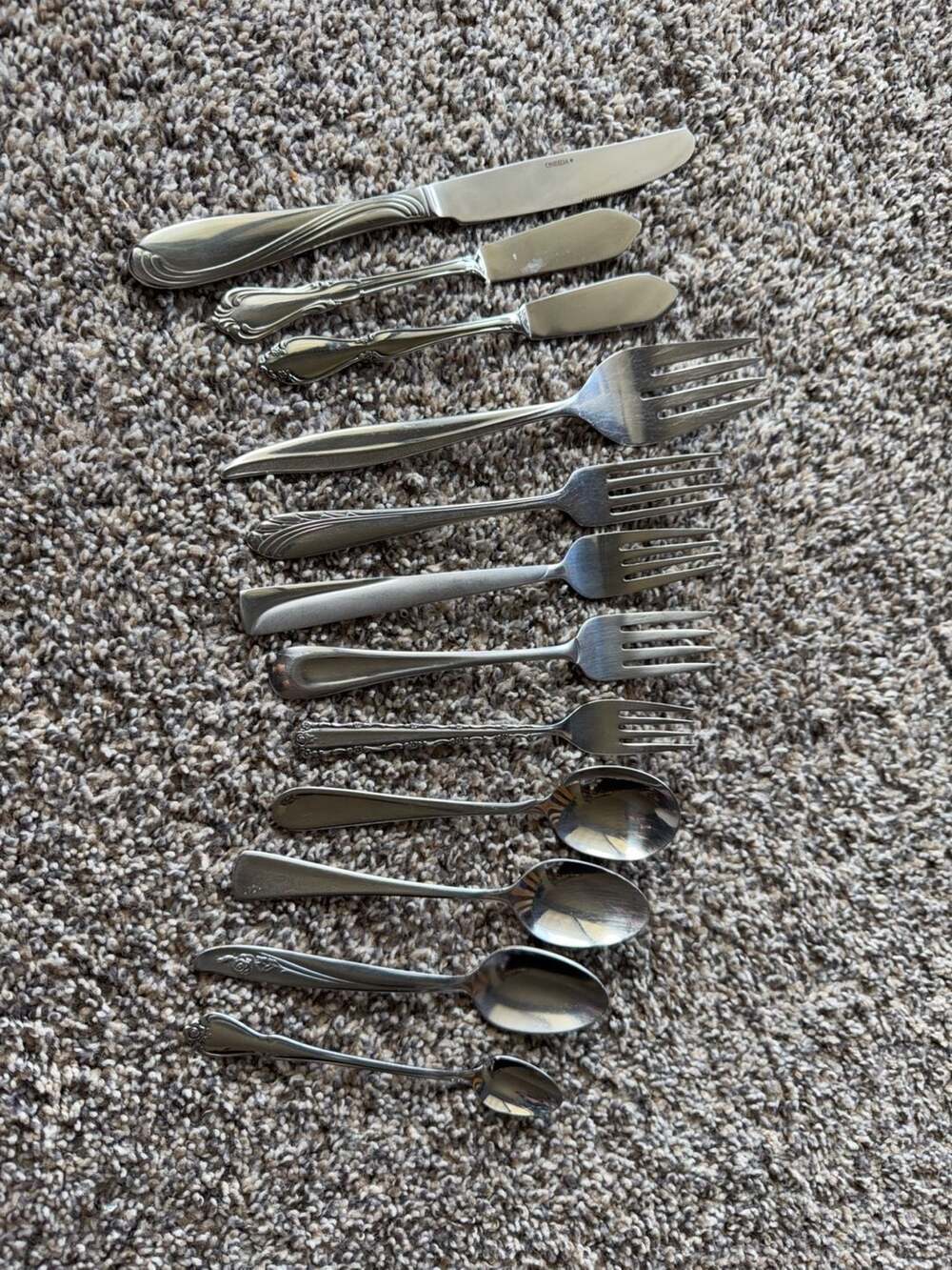 Oneida Mixed Stainless Steel Flatware Assortment Set of 12 Pieces